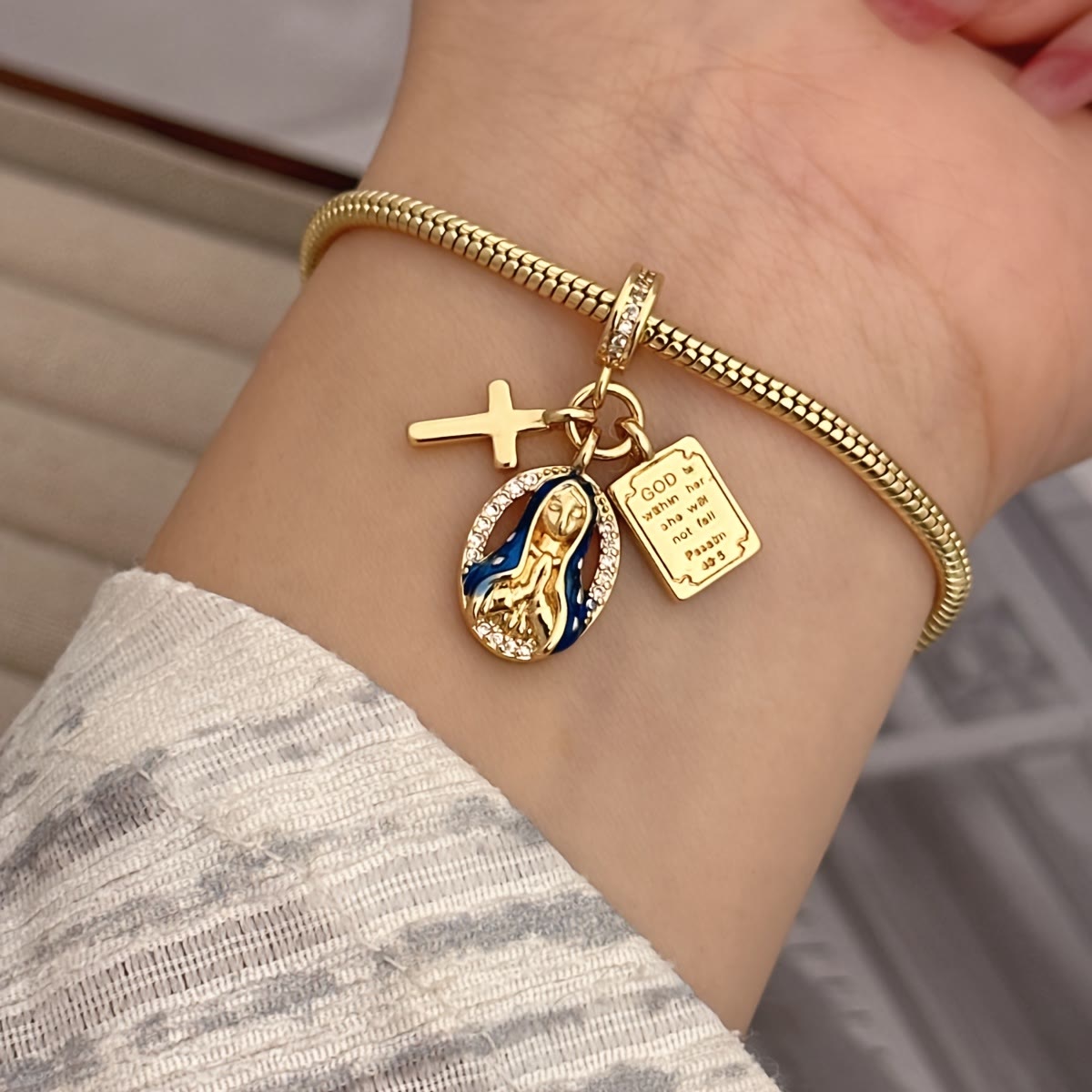 Conjunto de Joyería de la Virgen de la Gracia: Un Símbolo de Devoción Atemporal