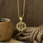 Collar de Cadena de Cuerda con Corona de Espinas y Clavos: Un Símbolo de Sacrificio Redentor