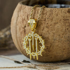 Collar de Cadena de Cuerda con Corona de Espinas y Clavos: Un Símbolo de Sacrificio Redentor