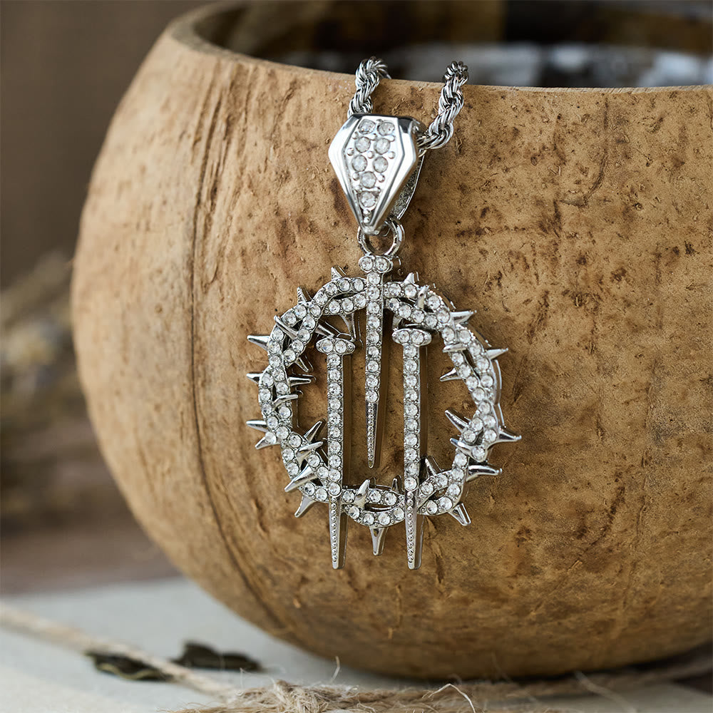 Collar de Cadena de Cuerda con Corona de Espinas y Clavos: Un Símbolo de Sacrificio Redentor
