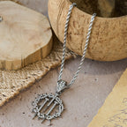 Collar de Cadena de Cuerda con Corona de Espinas y Clavos: Un Símbolo de Sacrificio Redentor
