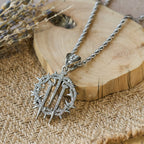 Collar de Cadena de Cuerda con Corona de Espinas y Clavos: Un Símbolo de Sacrificio Redentor