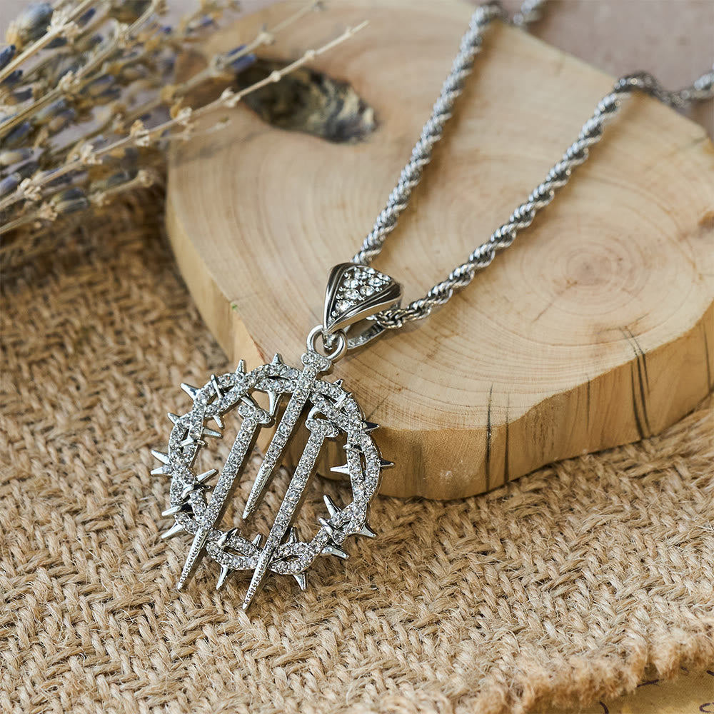 Collar de Cadena de Cuerda con Corona de Espinas y Clavos: Un Símbolo de Sacrificio Redentor