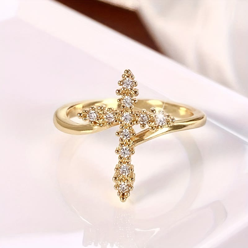 Anillo Cruz con Acentos de Circonita Cúbica Agrupada: Encarnar Su Suave Gracia