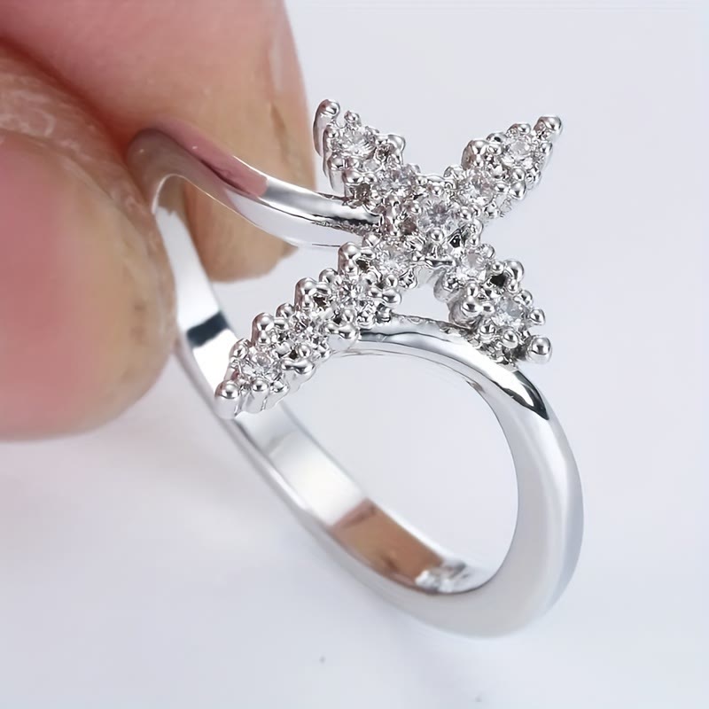 Anillo Cruz con Acentos de Circonita Cúbica Agrupada: Encarnar Su Suave Gracia