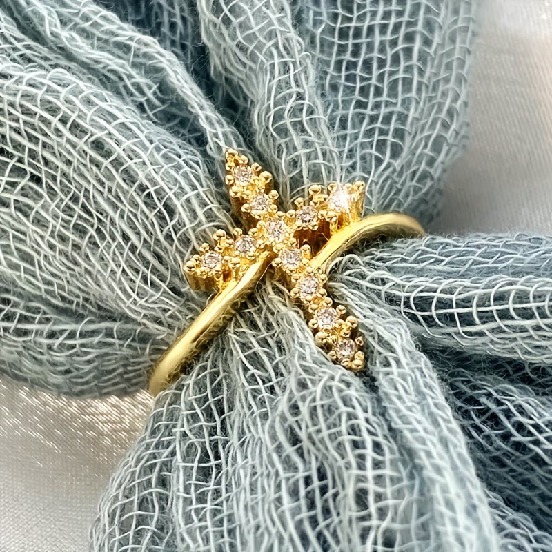 Anillo Cruz con Acentos de Circonita Cúbica Agrupada: Encarnar Su Suave Gracia