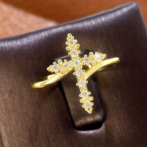 Anillo Cruz con Acentos de Circonita Cúbica Agrupada: Encarnar Su Suave Gracia