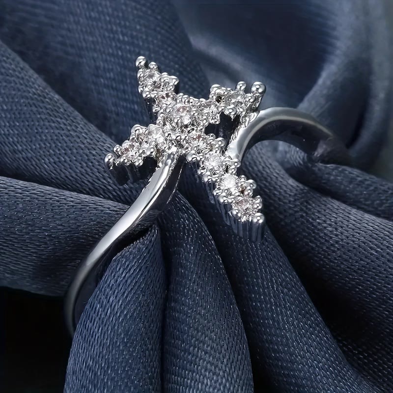 Anillo Cruz con Acentos de Circonita Cúbica Agrupada: Encarnar Su Suave Gracia