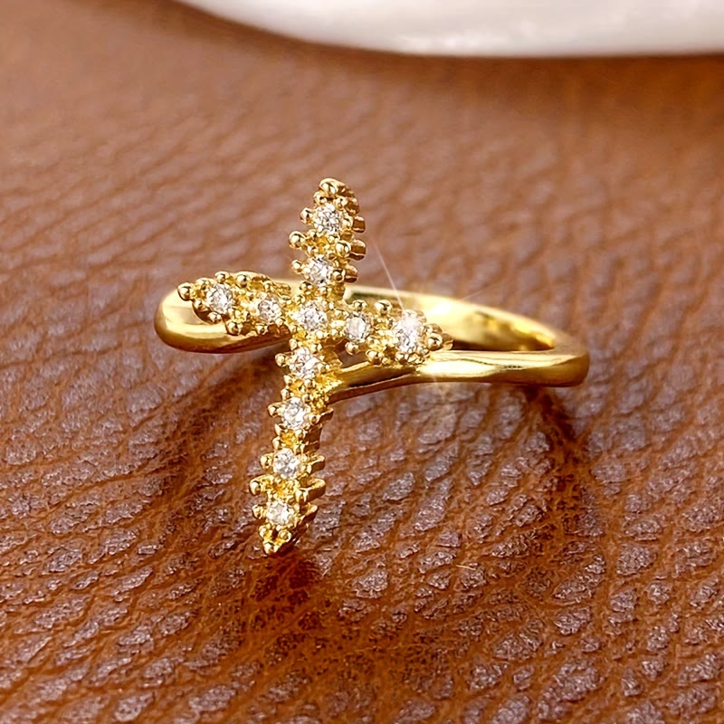 Anillo Cruz con Acentos de Circonita Cúbica Agrupada: Encarnar Su Suave Gracia