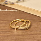 Conjunto de Anillos Cruzados Duales: Estilos de Metal Pulido y Engastados con Zircón para la Devoción Diaria