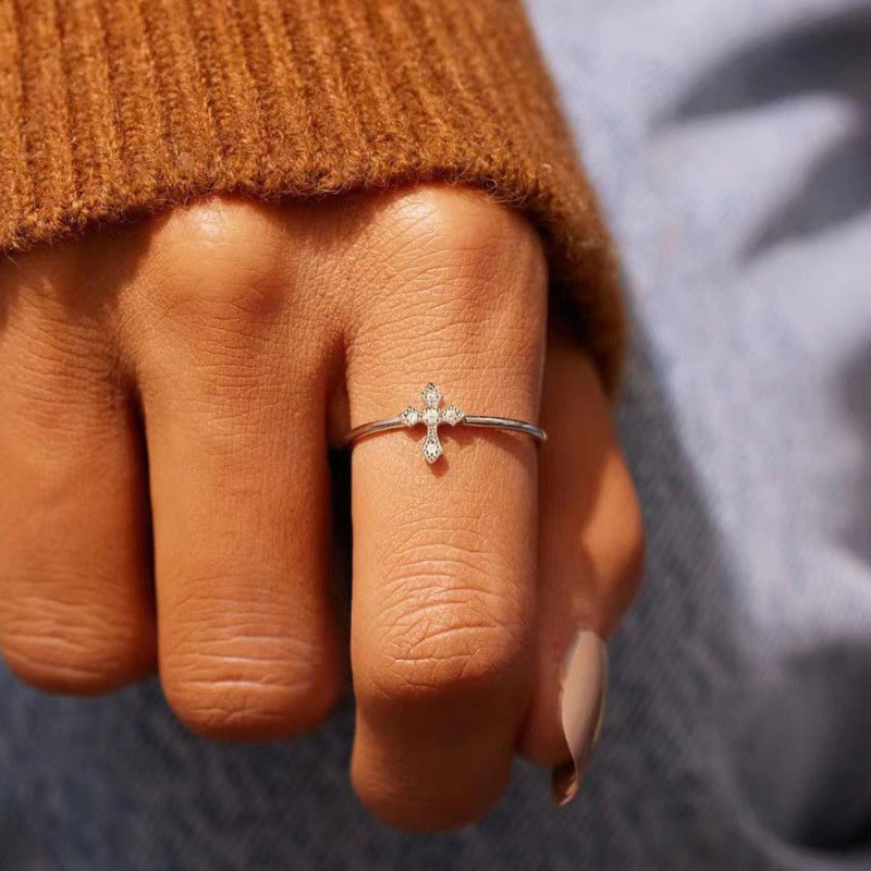 Anillo de Cruz con Circonitas: Devoción Atemporal en Oro, Plata y Oro Rosa