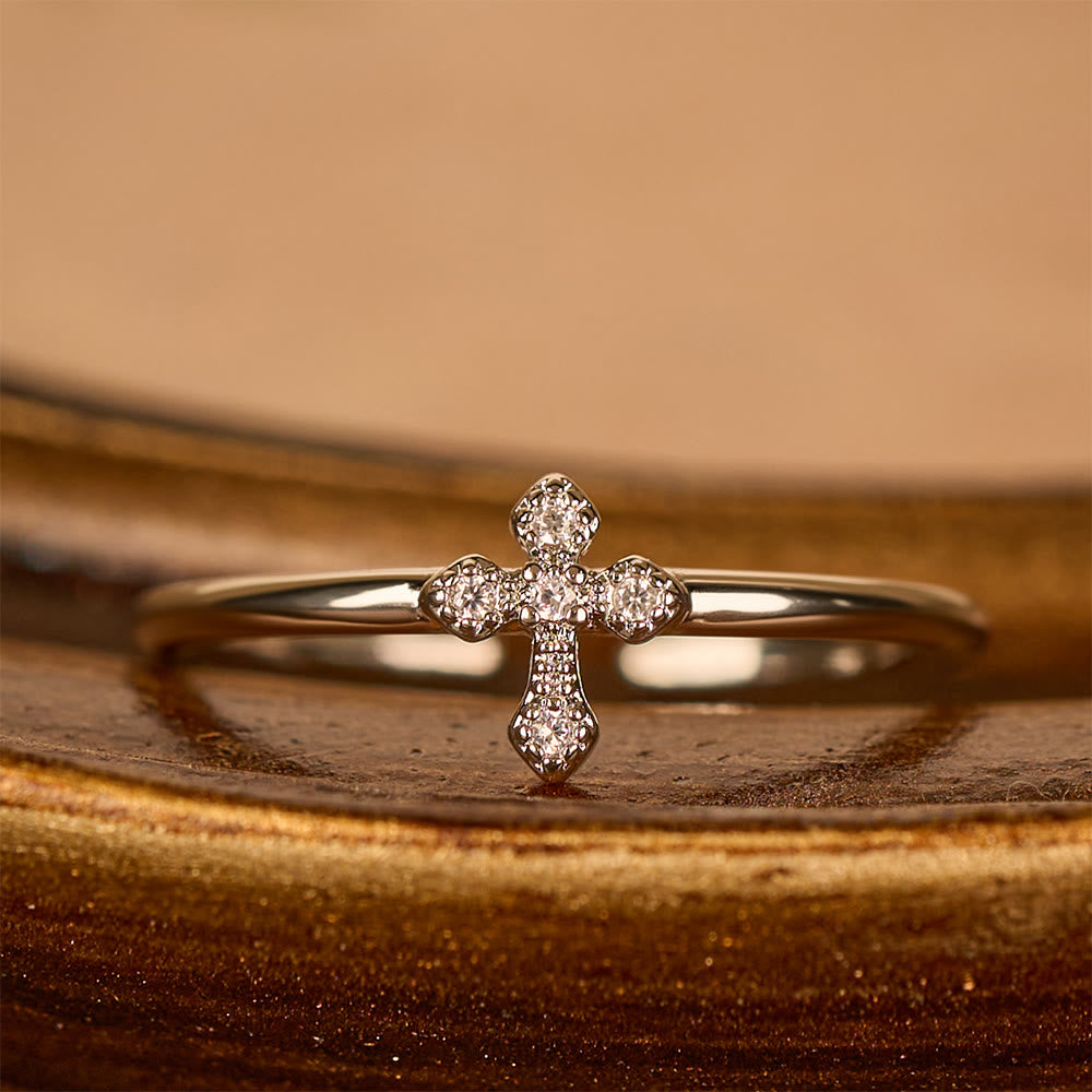 Anillo de Cruz con Circonitas: Devoción Atemporal en Oro, Plata y Oro Rosa