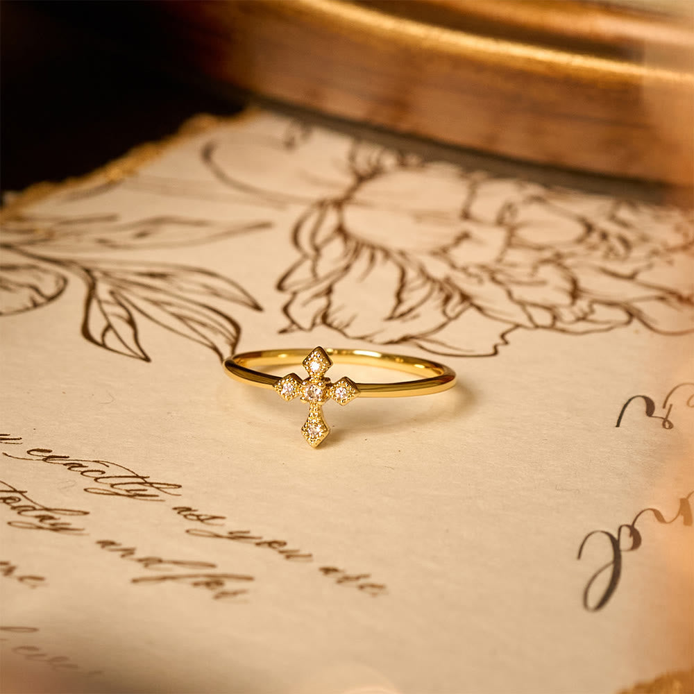 Anillo de Cruz con Circonitas: Devoción Atemporal en Oro, Plata y Oro Rosa