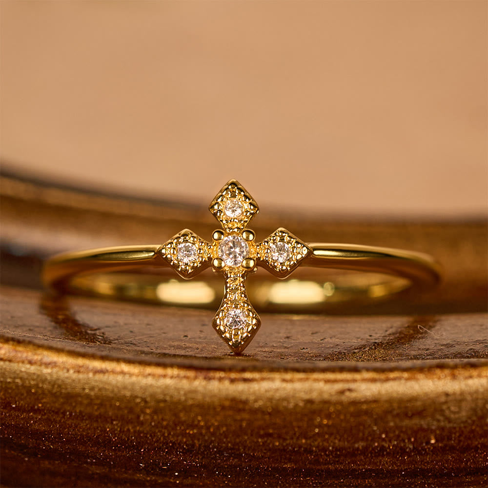 Anillo de Cruz con Circonitas: Devoción Atemporal en Oro, Plata y Oro Rosa