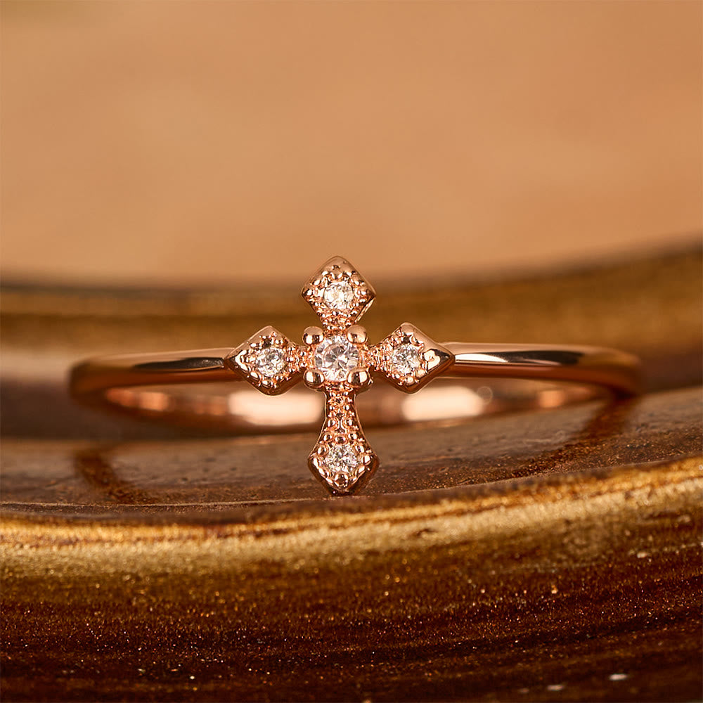 Anillo de Cruz con Circonitas: Devoción Atemporal en Oro, Plata y Oro Rosa