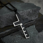 Collar Cruz del Padre Nuestro en Tres Colores: Un Símbolo Atemporal de lo Sagrado