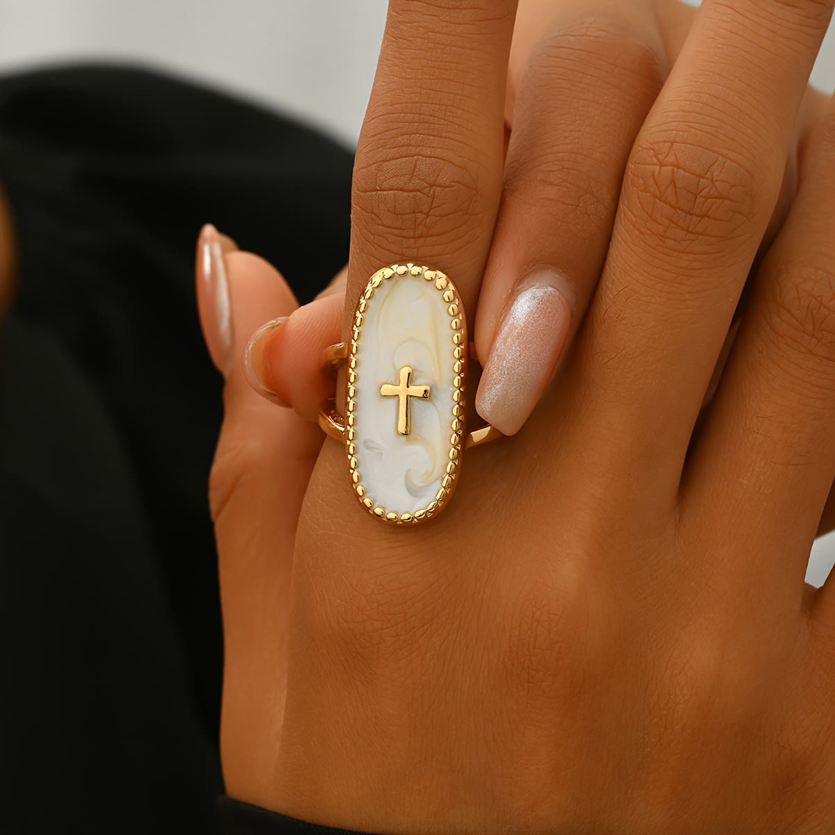 Anillo de Doble Banda con Esmalte de Cruce: Un Símbolo de Fe y Estilo Sutil