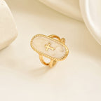 Anillo de Doble Banda con Esmalte de Cruce: Un Símbolo de Fe y Estilo Sutil