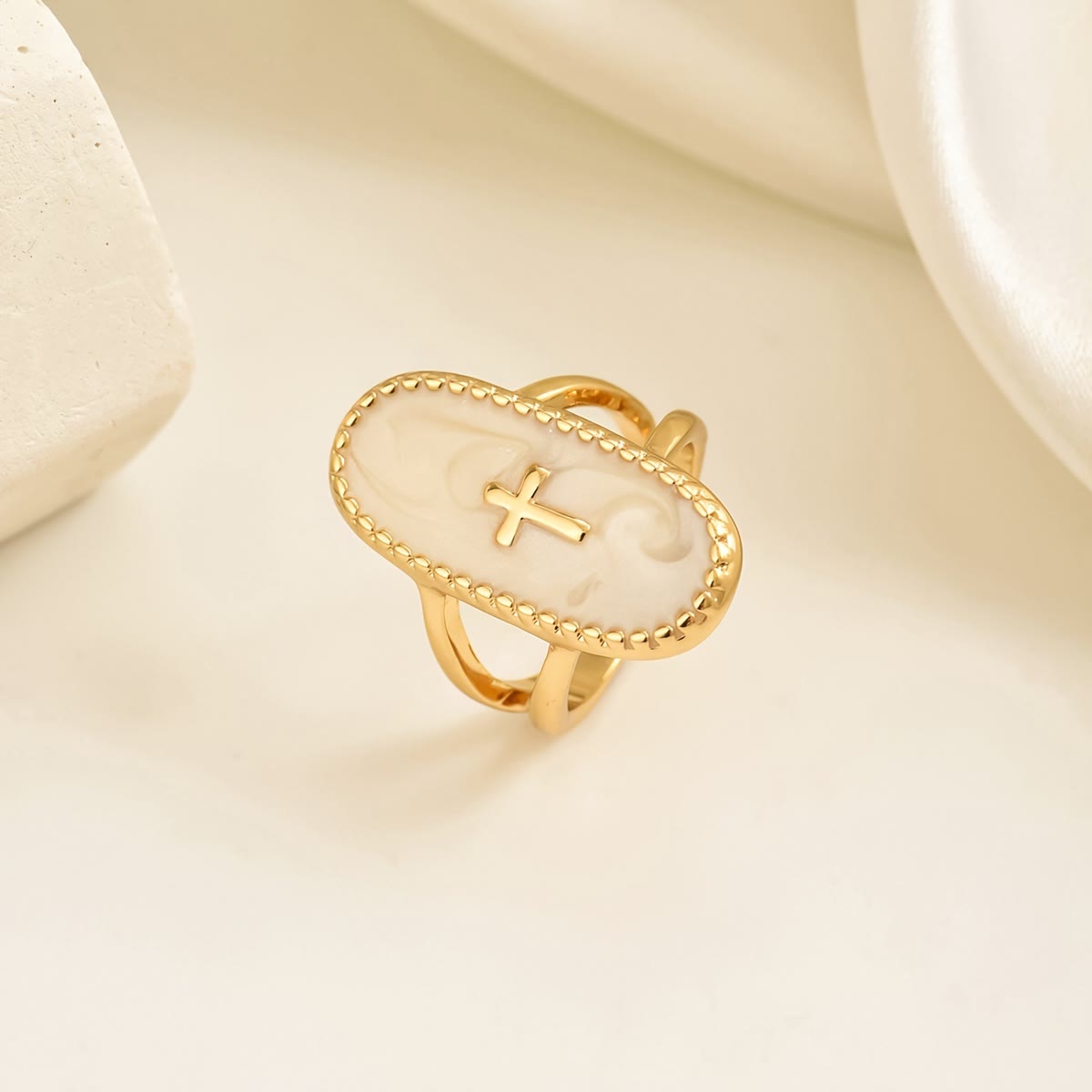 Anillo de Doble Banda con Esmalte de Cruce: Un Símbolo de Fe y Estilo Sutil