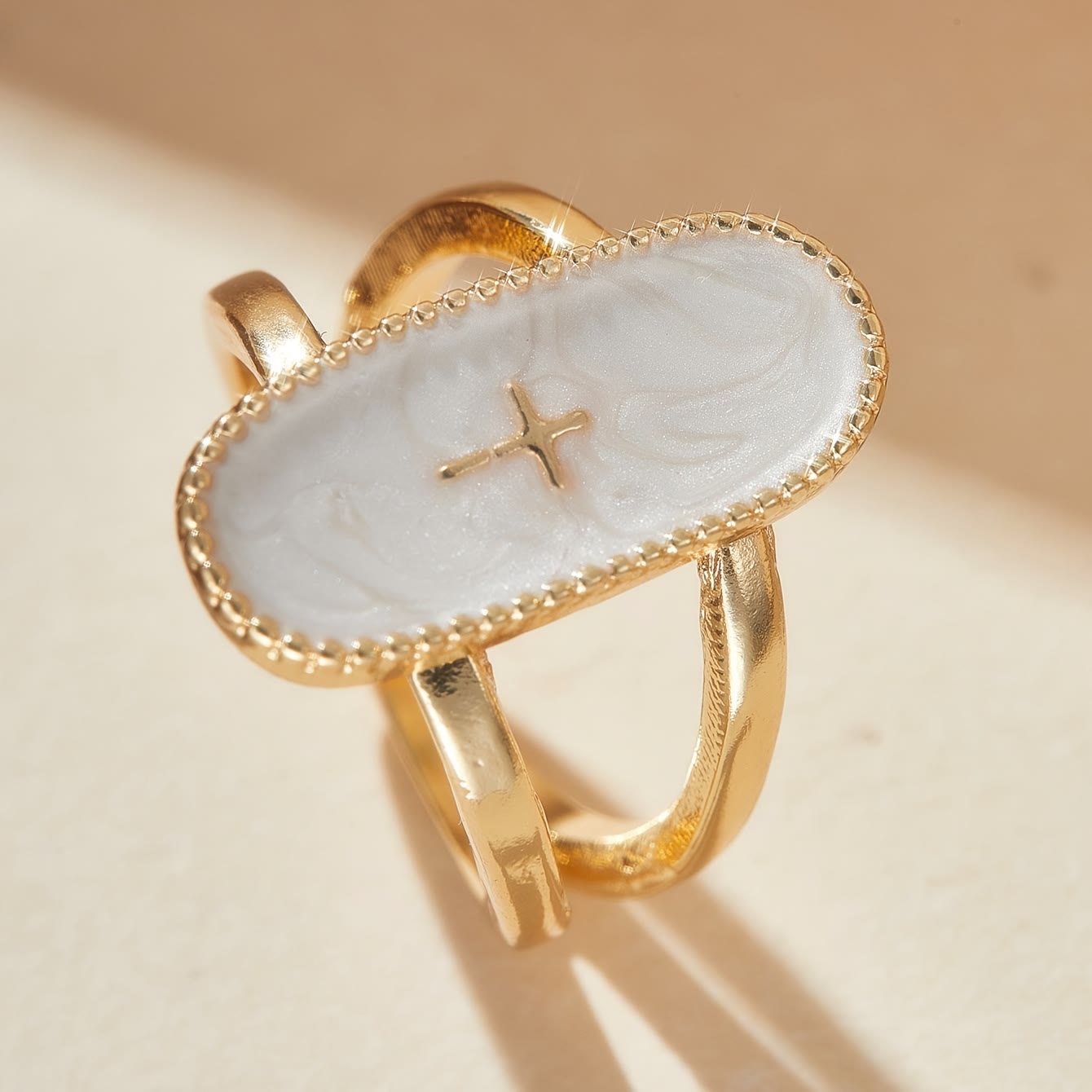 Anillo de Doble Banda con Esmalte de Cruce: Un Símbolo de Fe y Estilo Sutil