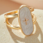 Anillo de Doble Banda con Esmalte de Cruce: Un Símbolo de Fe y Estilo Sutil