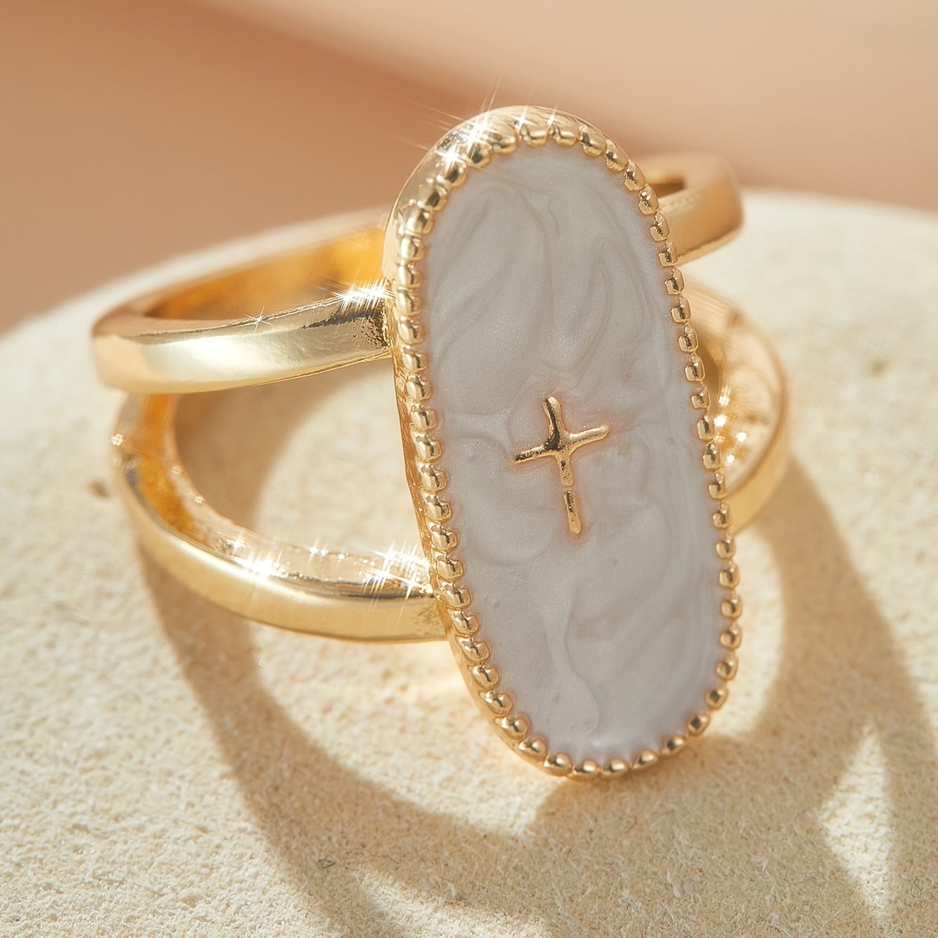 Anillo de Doble Banda con Esmalte de Cruce: Un Símbolo de Fe y Estilo Sutil
