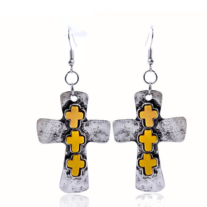 Pendientes Texturizados de Tres Cruces con Incrustaciones de Piedra: Símbolo de Fe y Protección