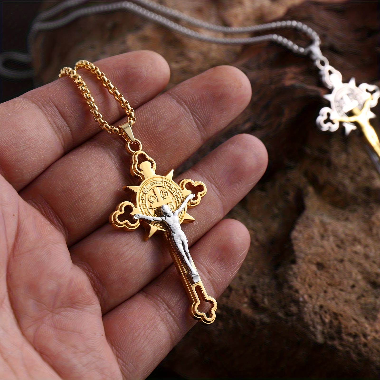 Collar con Colgante de Crucifijo Calado: Símbolo de Fe y Protección Divina