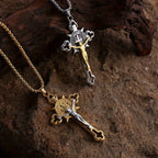 Collar con Colgante de Crucifijo Calado: Símbolo de Fe y Protección Divina