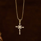 Collar de Cruz Incrustada de Piedras Brillantes: Un Símbolo de Protección Divina
