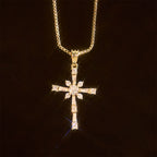 Collar de Cruz Incrustada de Piedras Brillantes: Un Símbolo de Protección Divina