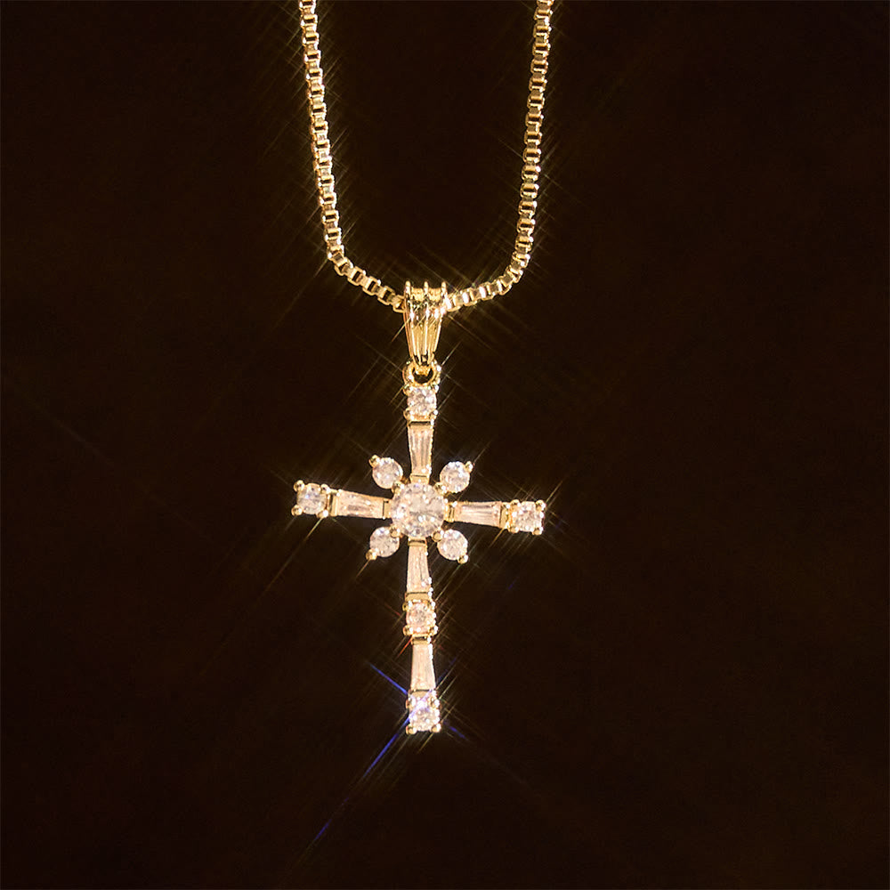 Collar de Cruz Incrustada de Piedras Brillantes: Un Símbolo de Protección Divina