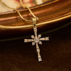 Collar de Cruz Incrustada de Piedras Brillantes: Un Símbolo de Protección Divina