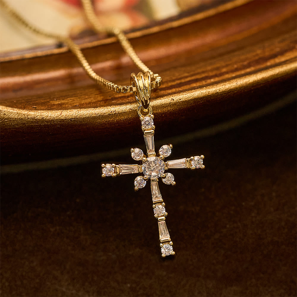 Collar de Cruz Incrustada de Piedras Brillantes: Un Símbolo de Protección Divina