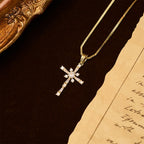 Collar de Cruz Incrustada de Piedras Brillantes: Un Símbolo de Protección Divina