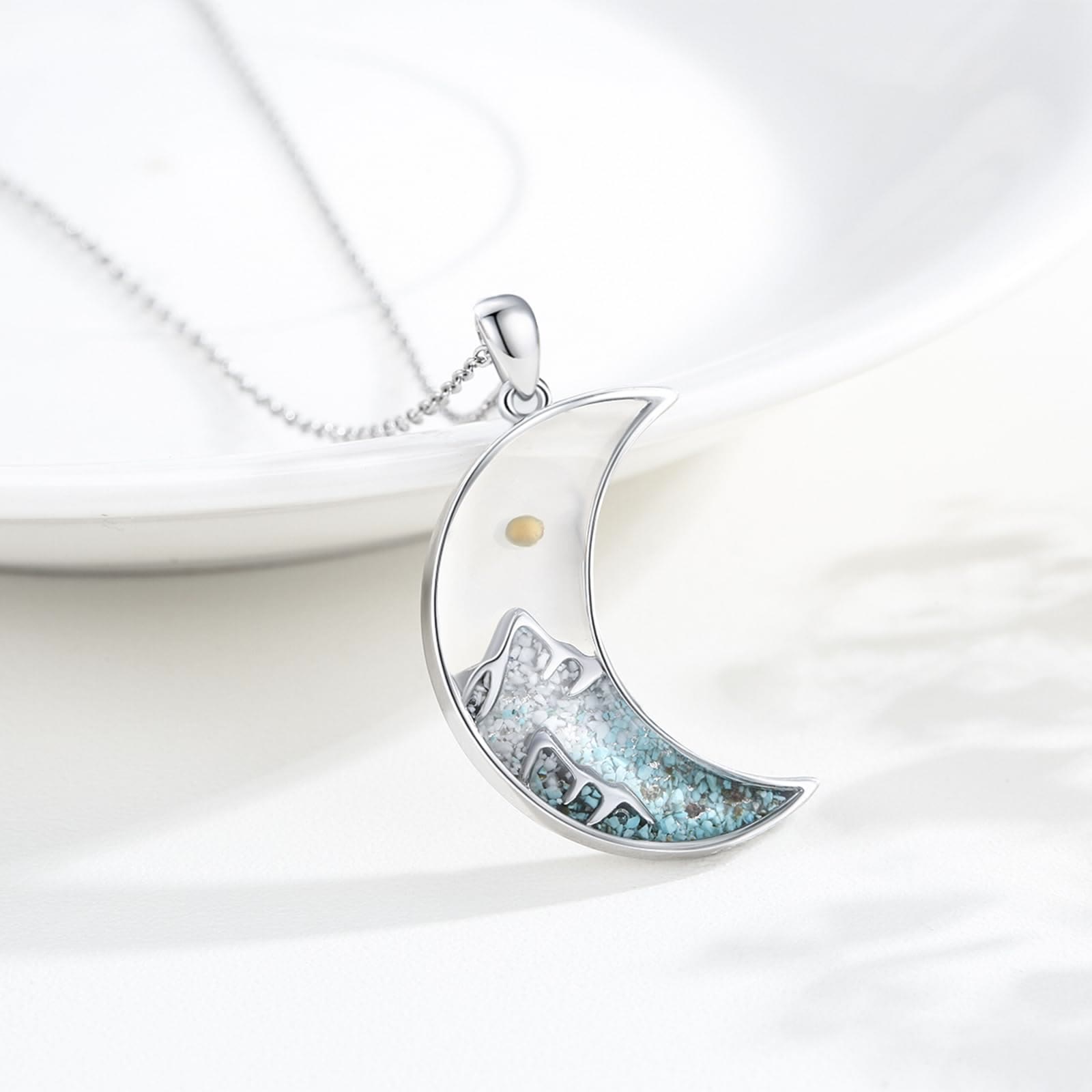 Collar de Media Luna y Cruz con Semilla de Mostaza: Incrustación de Turquesa y Diseño en Tono Plateado