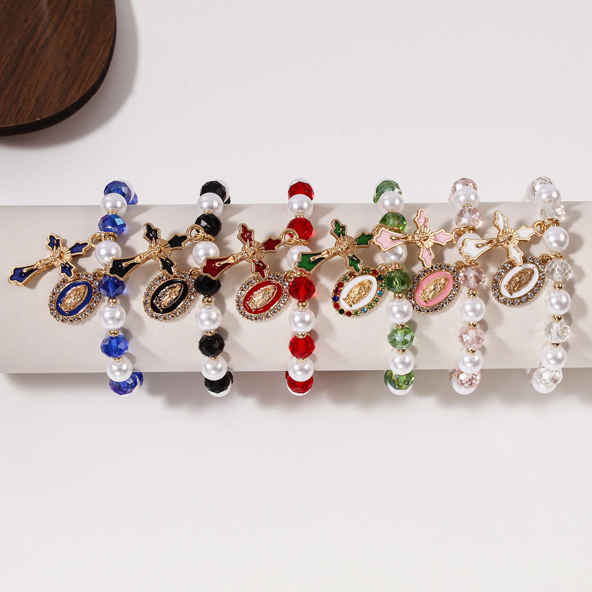 Pulsera de cuentas Medallón Mariano: Accentos de Nuestra Señora y Charm de Cruz de Esmalte