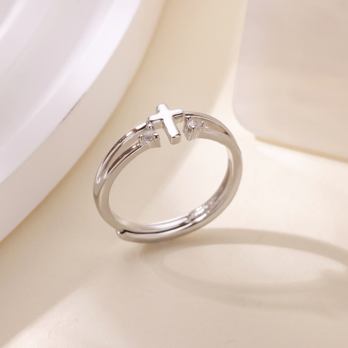 Anillo Doble Banda con Cruz de Acento de Circonio: Un Símbolo del Radiante Amor de Cristo