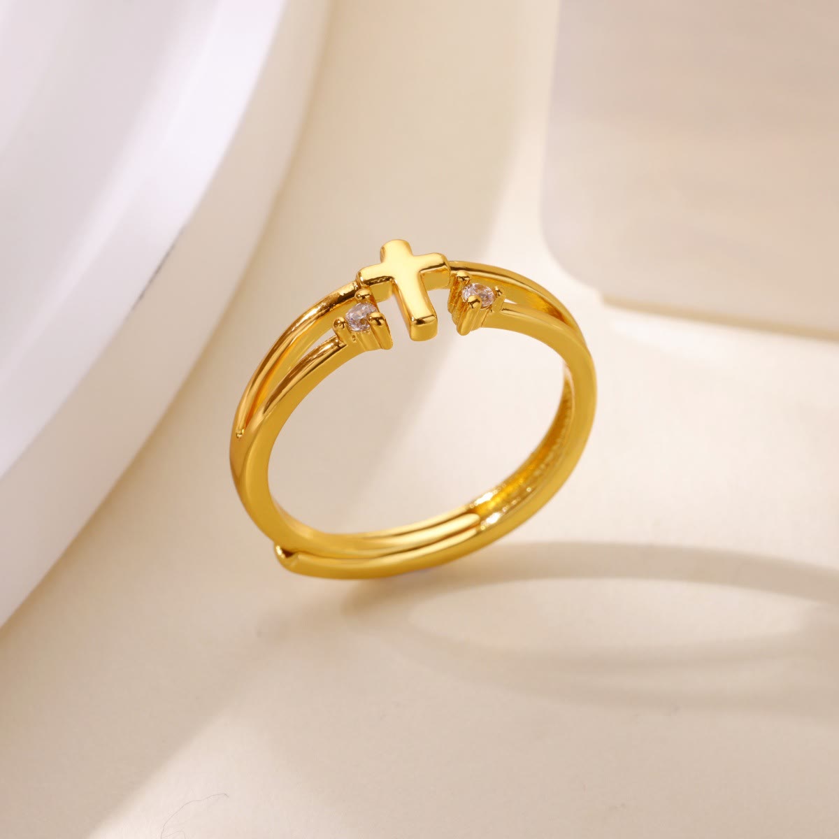 Anillo Doble Banda con Cruz de Acento de Circonio: Un Símbolo del Radiante Amor de Cristo