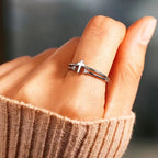 Anillo Doble Banda con Cruz de Acento de Circonio: Un Símbolo del Radiante Amor de Cristo