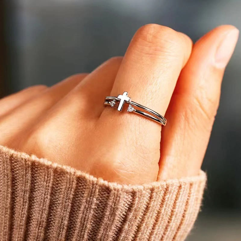 Anillo Doble Banda con Cruz de Acento de Circonio: Un Símbolo del Radiante Amor de Cristo