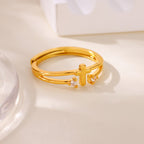 Anillo Doble Banda con Cruz de Acento de Circonio: Un Símbolo del Radiante Amor de Cristo
