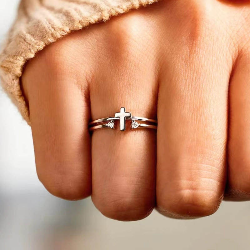 Anillo Doble Banda con Cruz de Acento de Circonio: Un Símbolo del Radiante Amor de Cristo