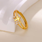 Anillo Doble Banda con Cruz de Acento de Circonio: Un Símbolo del Radiante Amor de Cristo