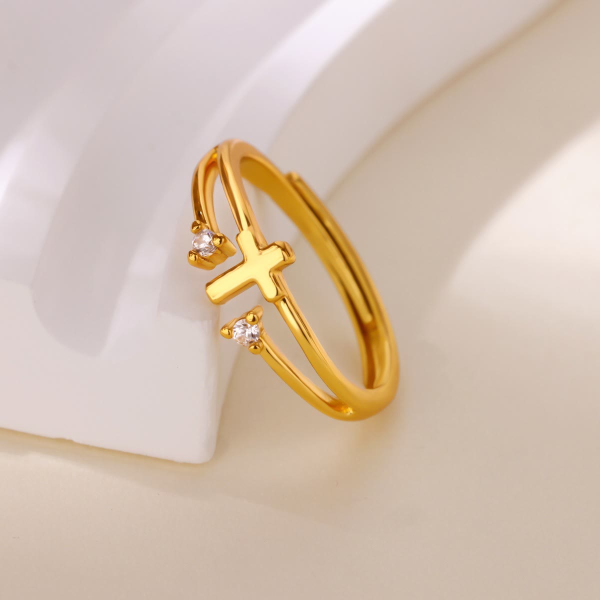 Anillo Doble Banda con Cruz de Acento de Circonio: Un Símbolo del Radiante Amor de Cristo