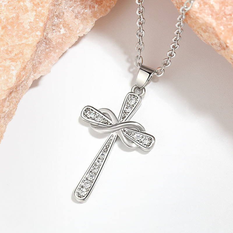 Collar de Zirconio Cruz Infinito: Un Símbolo del Amor Eterno de Cristo