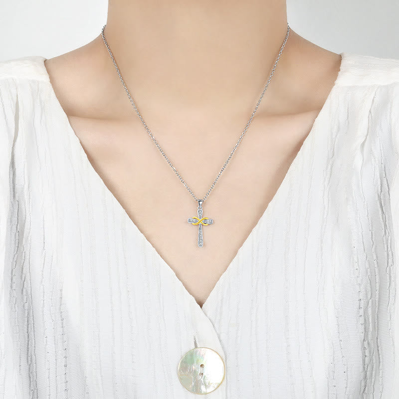 Collar de Zirconio Cruz Infinito: Un Símbolo del Amor Eterno de Cristo