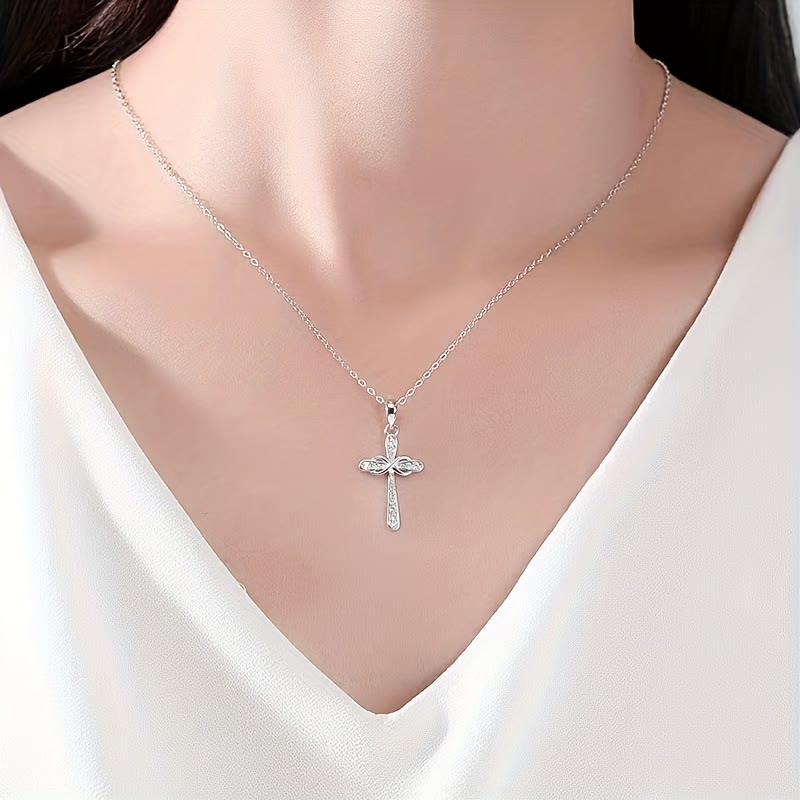 Collar de Zirconio Cruz Infinito: Un Símbolo del Amor Eterno de Cristo