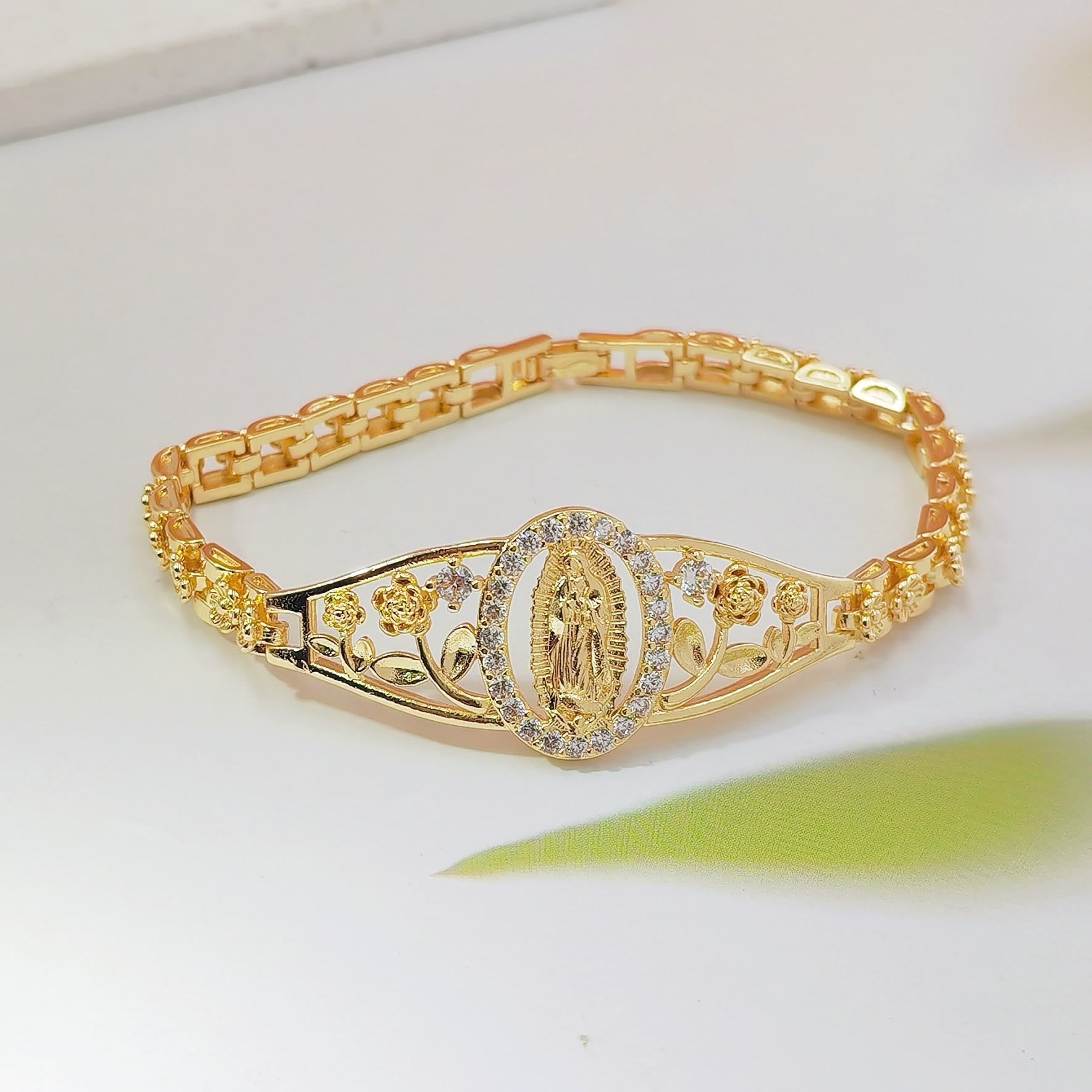 Colección de Pulseras de Nuestra Señora con Filigrana Dorada: Un Símbolo de Gracia Maternal y Protección