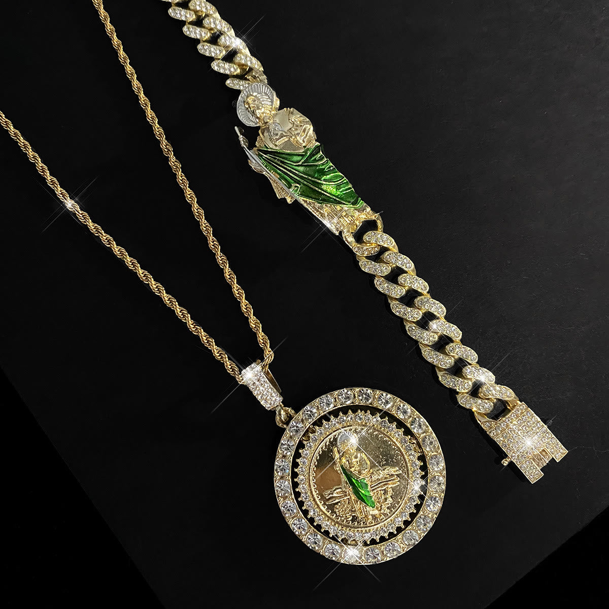 San Judas con Pulsera de Curb de Zirconia Verde: Un Símbolo de Gracia Sagrada y Protección